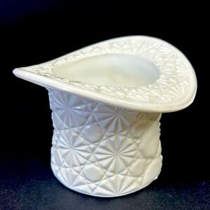 Vintage FENTON white glass top hat vase in “ daisy and buttons” pattern